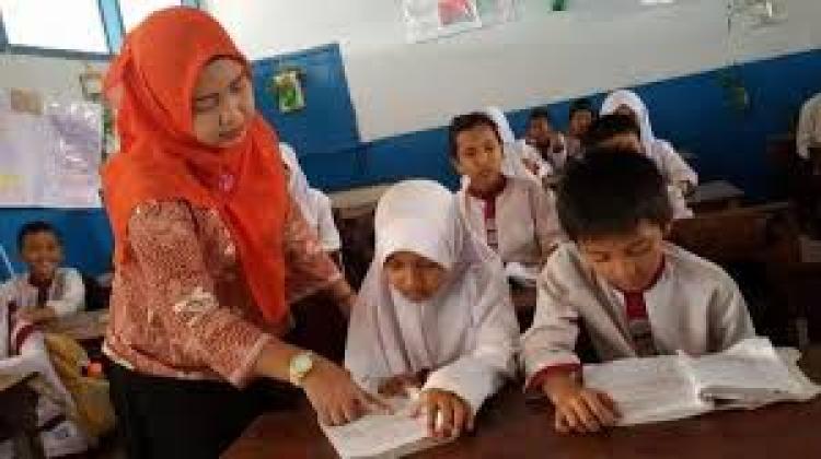 Profesionalisme Guru di Tengah Kekurangan: Tantangan dan Peluang di Indonesia