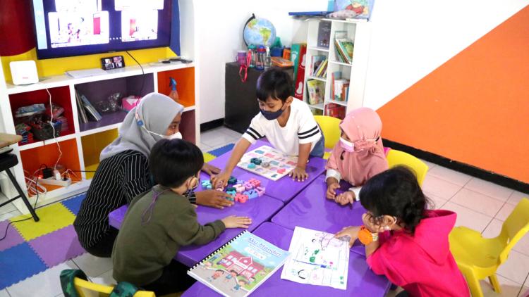 Pembelajaran Online vs. Pembelajaran Tatap Muka: Mana yang Lebih Efektif?
