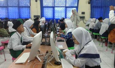 Cara Teknologi Membantu Guru dalam Mengelola Kelas Secara Efektif