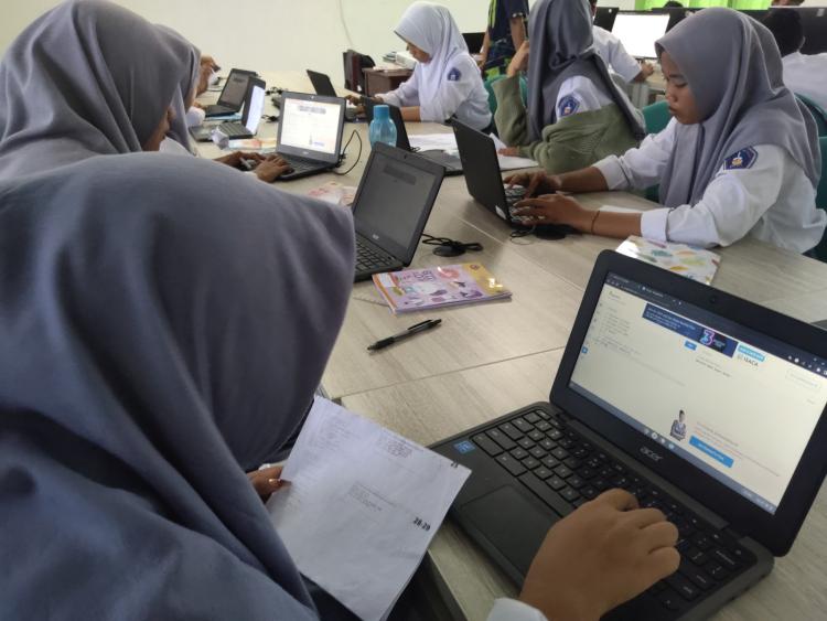 Mengintegrasikan Teknologi dalam Kurikulum Sekolah