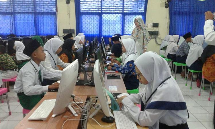 Cara Teknologi Membantu Guru dalam Mengelola Kelas Secara Efektif