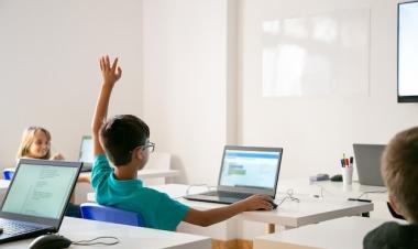 Digitalisasi Pendidikan Solusi Jangka Panjang atau Tantangan Baru